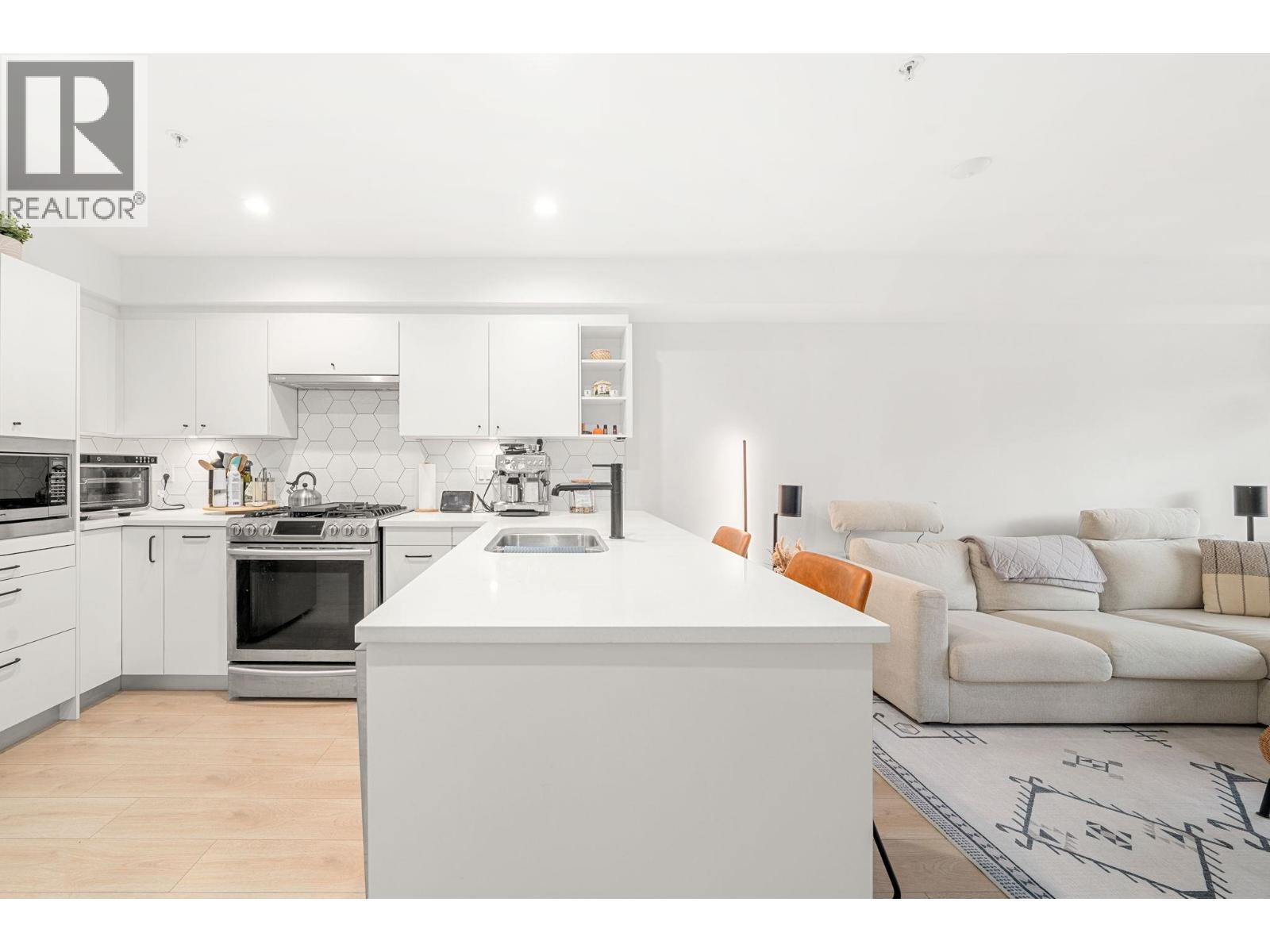 402 1519 Crown Street, Vancouver, BC - Indoor Photo Showing Kitchen With Upgraded Kitchen