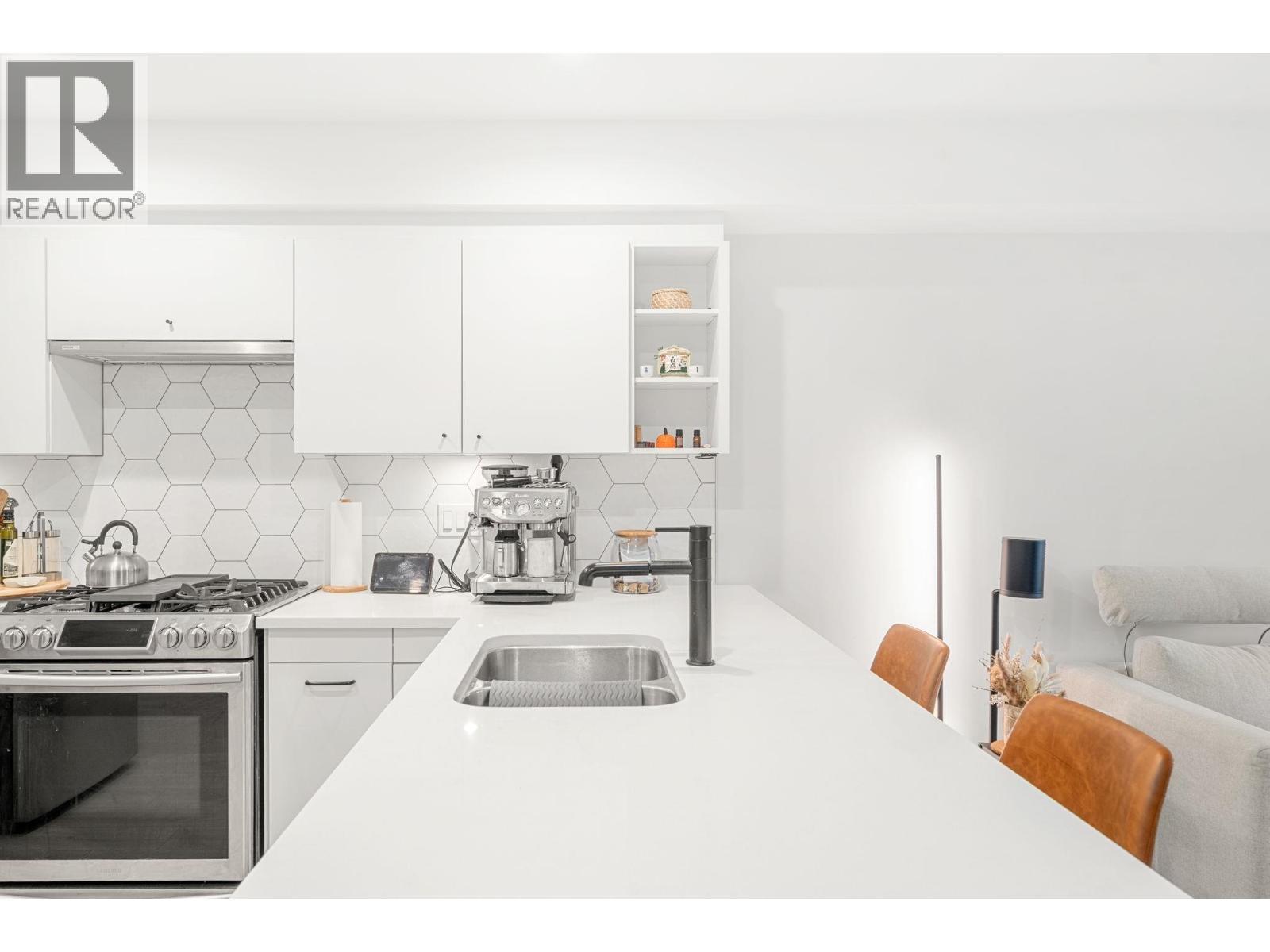 402 1519 Crown Street, Vancouver, BC - Indoor Photo Showing Kitchen With Double Sink With Upgraded Kitchen