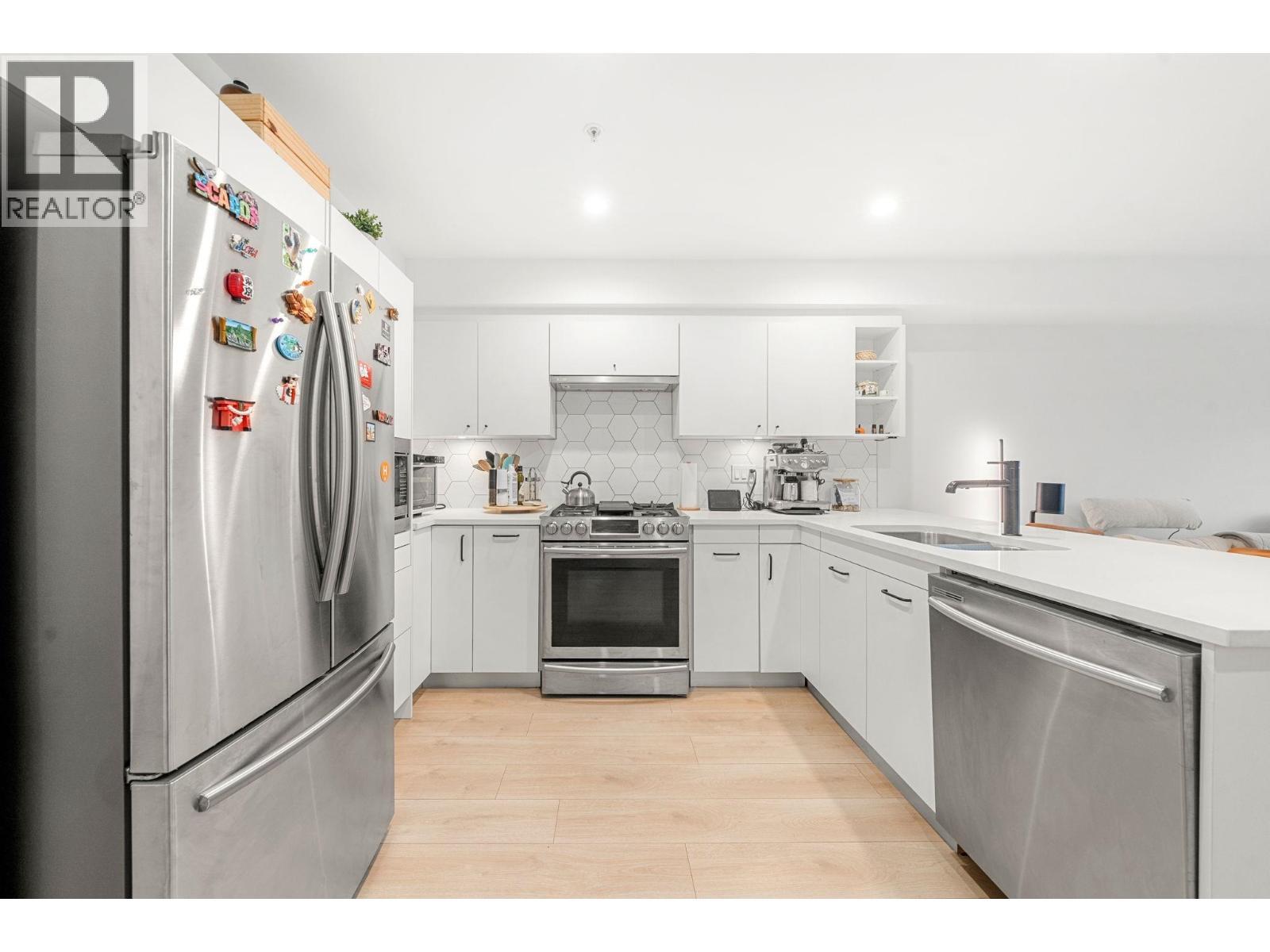 402 1519 Crown Street, Vancouver, BC - Indoor Photo Showing Kitchen With Upgraded Kitchen