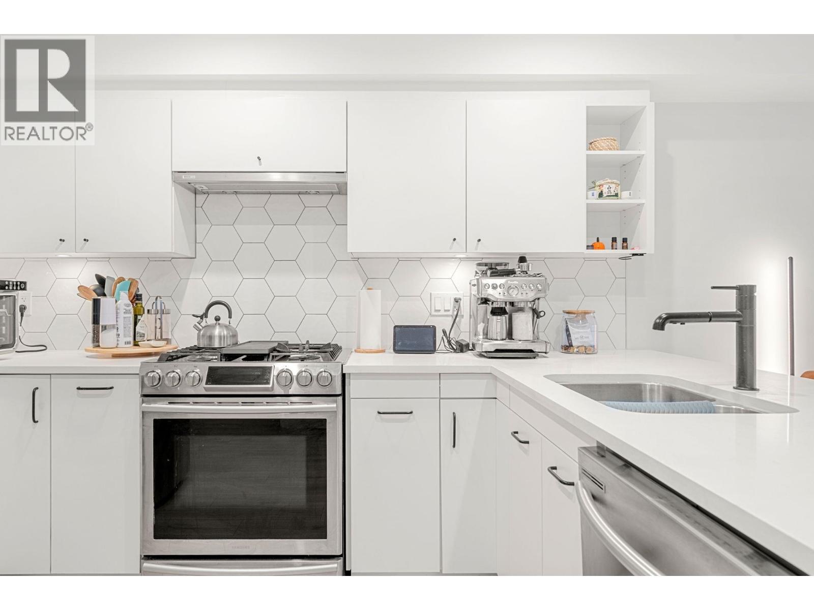402 1519 Crown Street, Vancouver, BC - Indoor Photo Showing Kitchen With Upgraded Kitchen