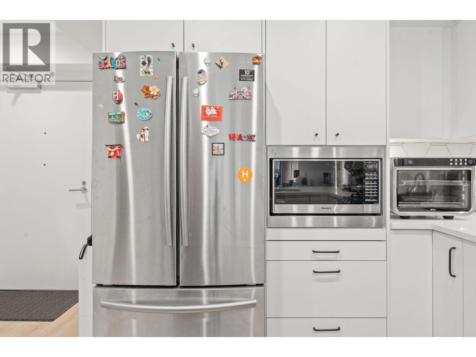 402 1519 Crown Street, Vancouver, BC - Indoor Photo Showing Kitchen