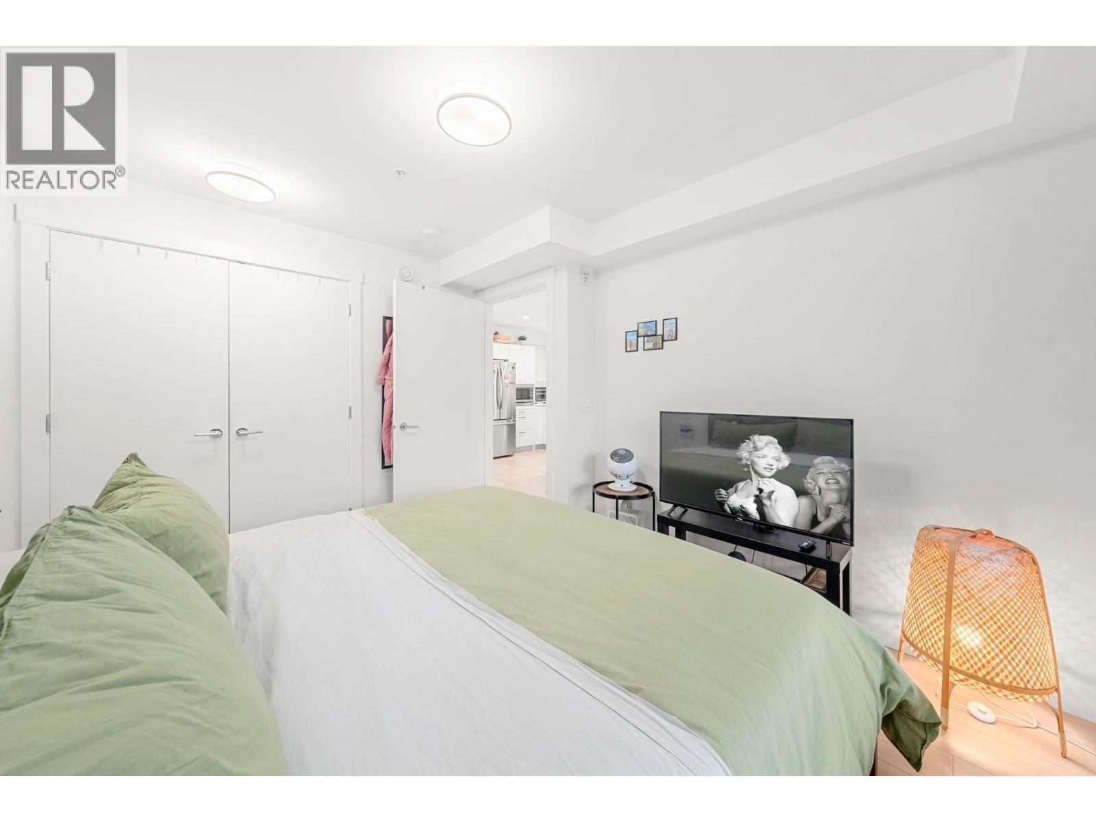 402 1519 Crown Street, Vancouver, BC - Indoor Photo Showing Bedroom