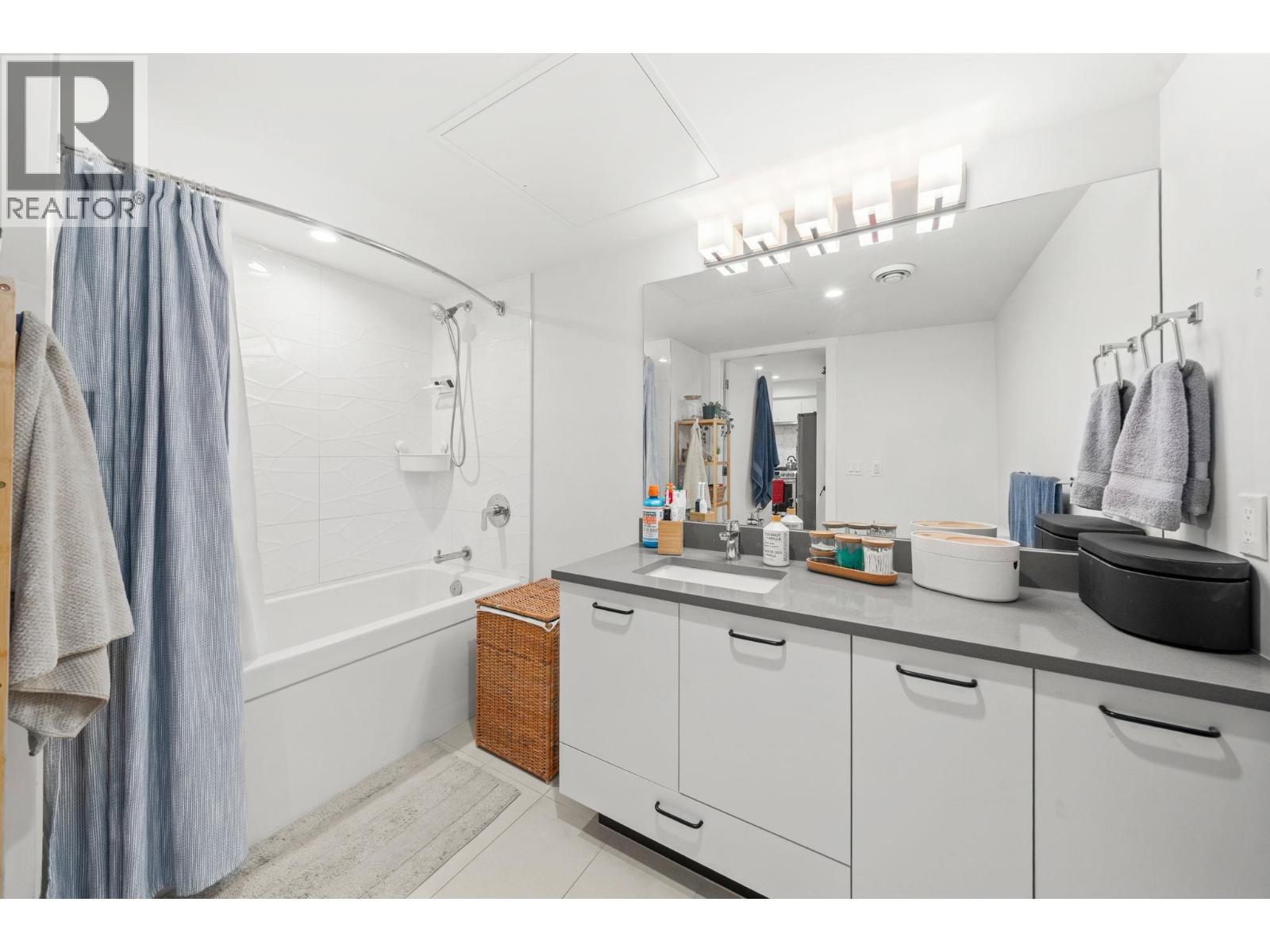 402 1519 Crown Street, Vancouver, BC - Indoor Photo Showing Bathroom