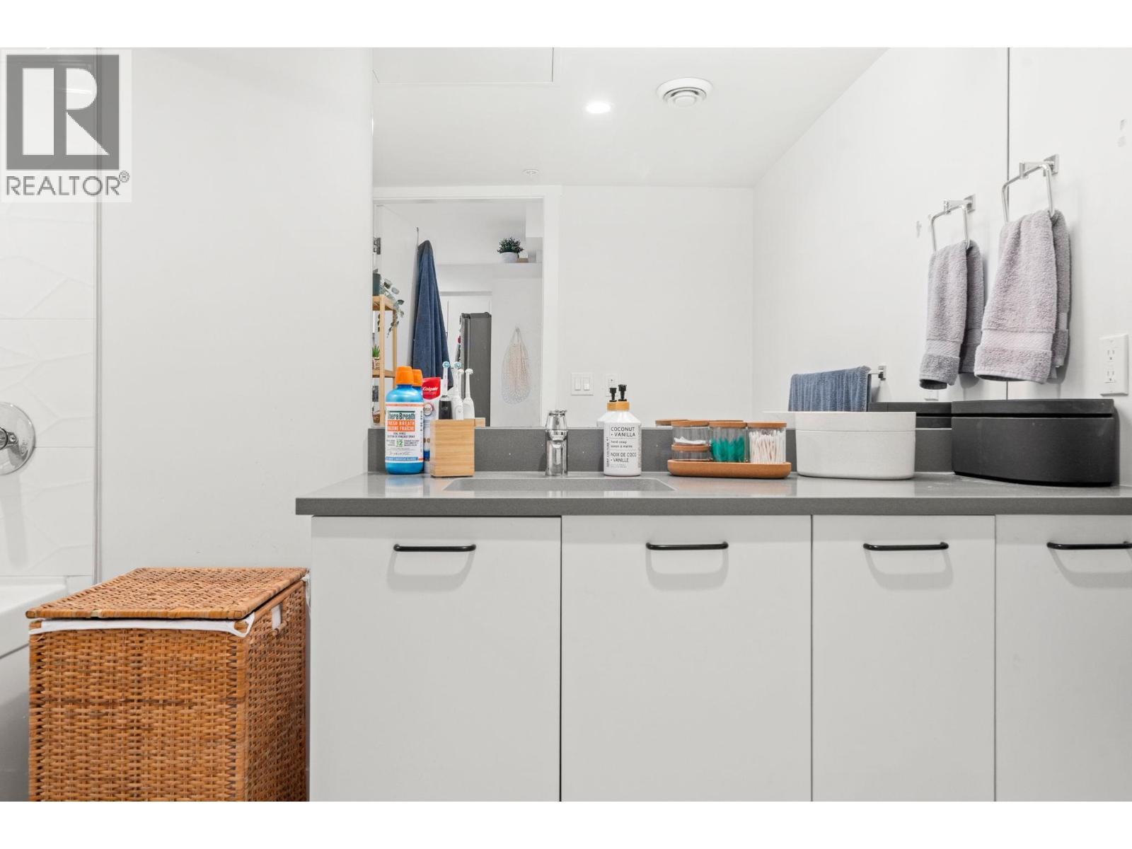 402 1519 Crown Street, Vancouver, BC - Indoor