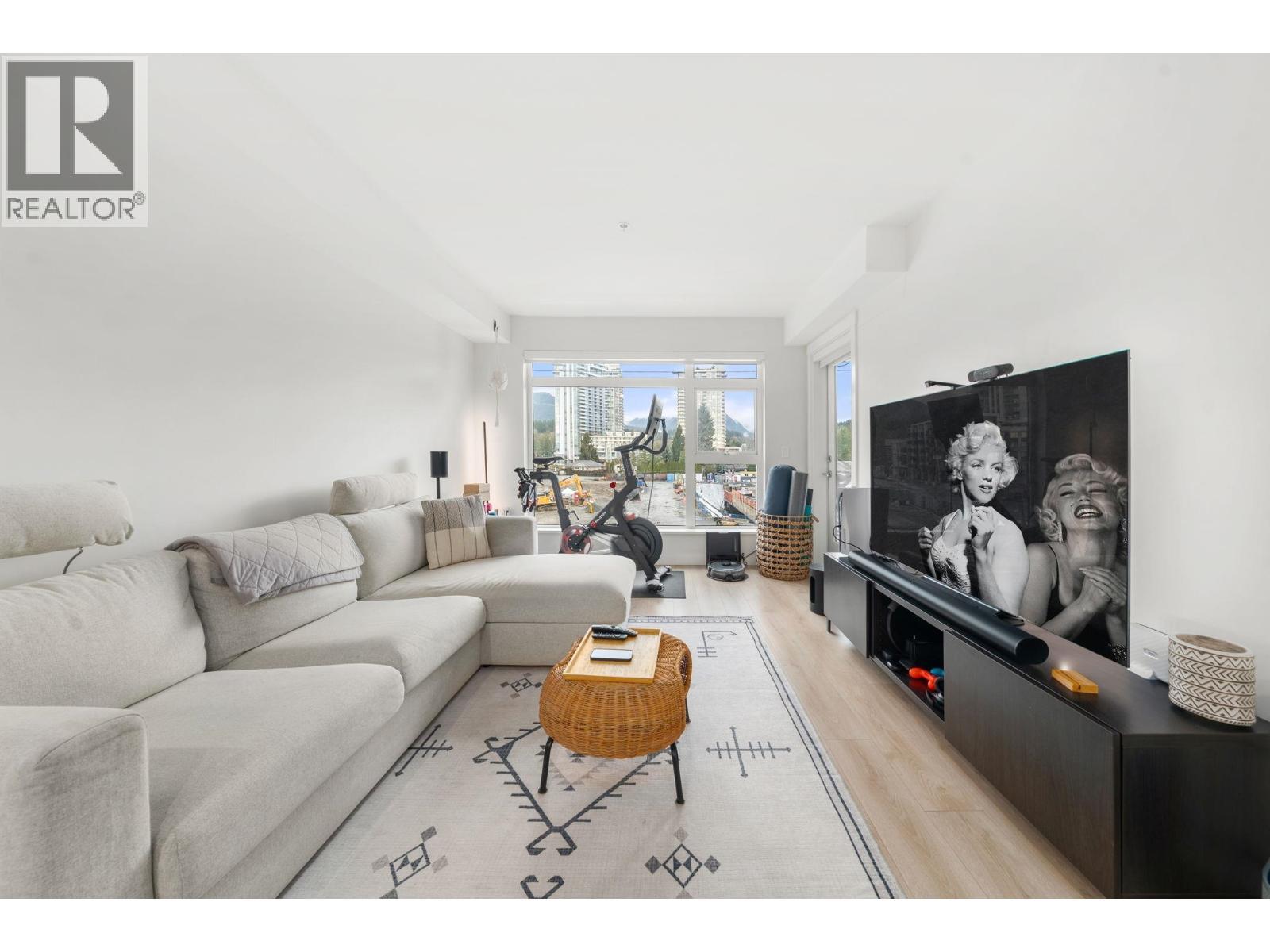 402 1519 Crown Street, Vancouver, BC - Indoor Photo Showing Living Room