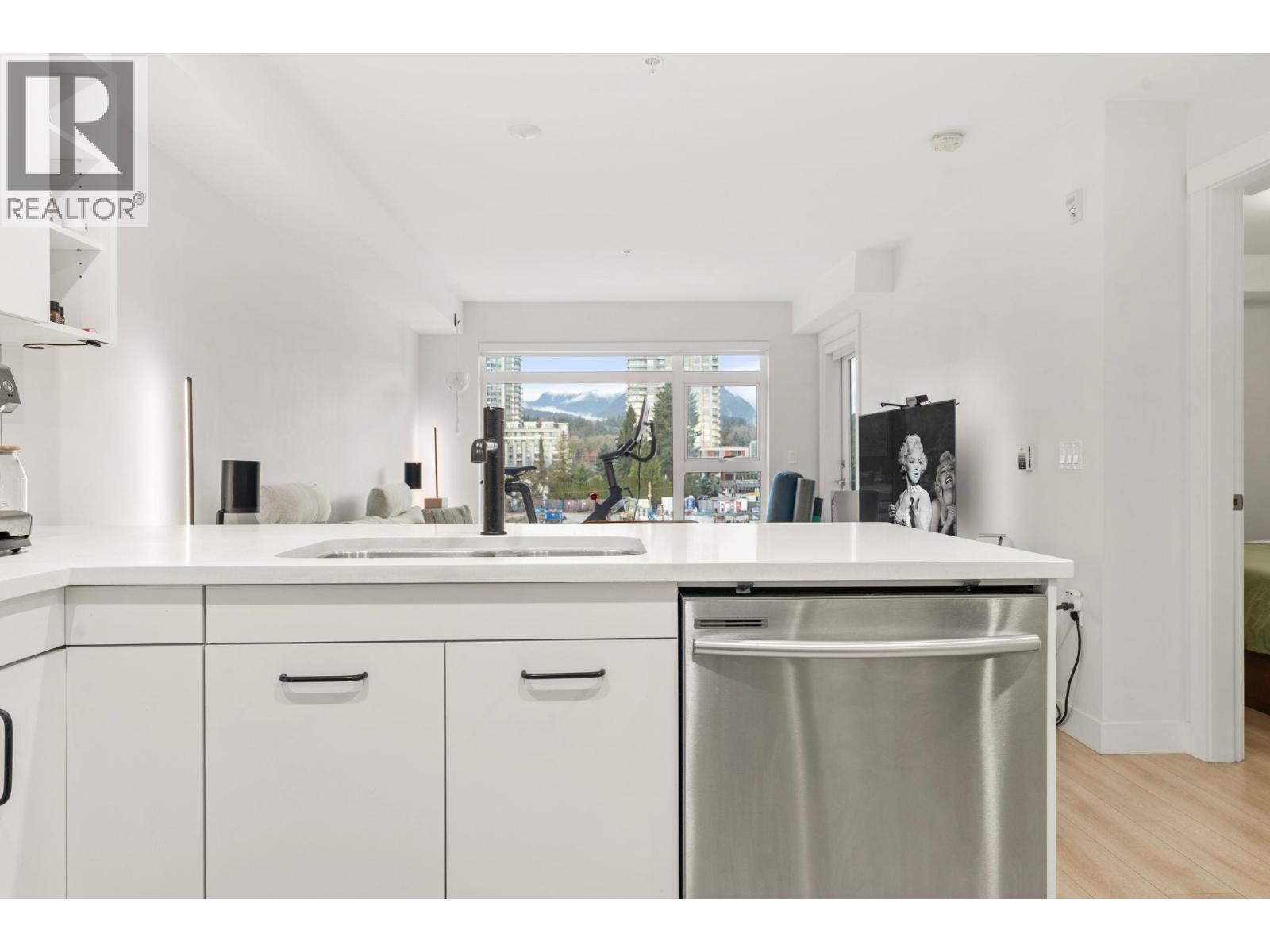 402 1519 Crown Street, Vancouver, BC - Indoor Photo Showing Kitchen