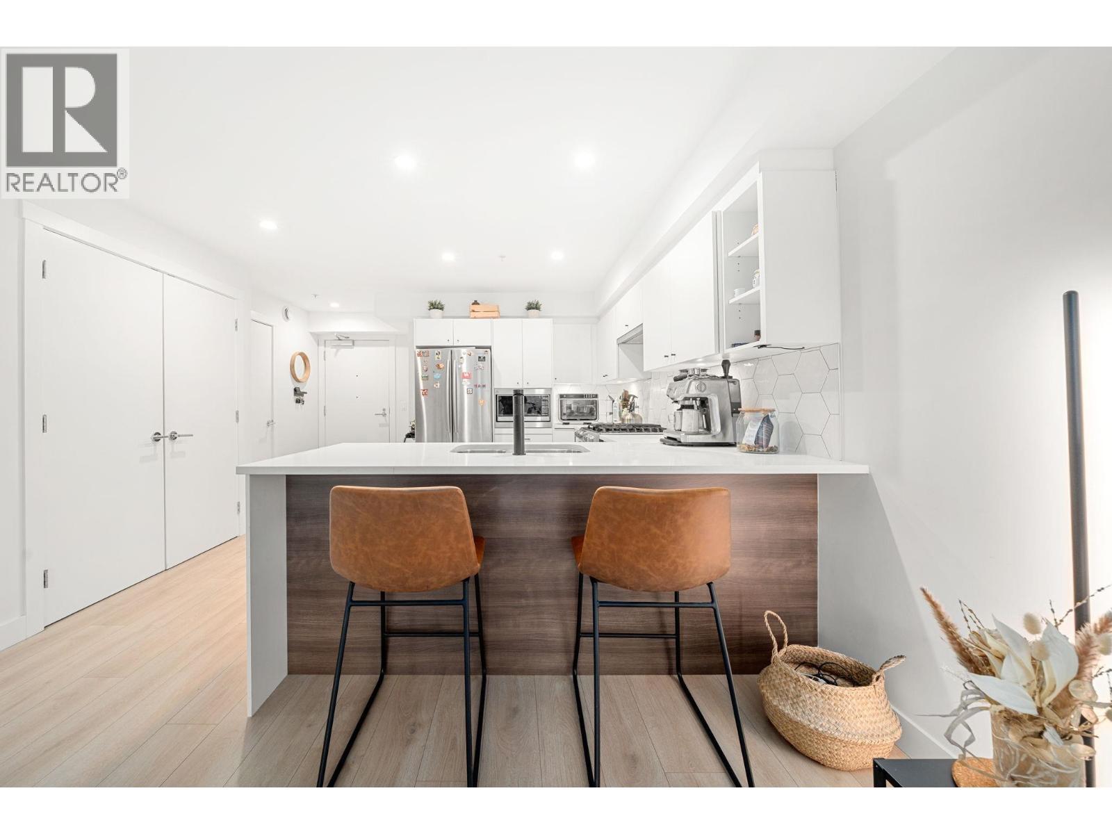 402 1519 Crown Street, Vancouver, BC - Indoor