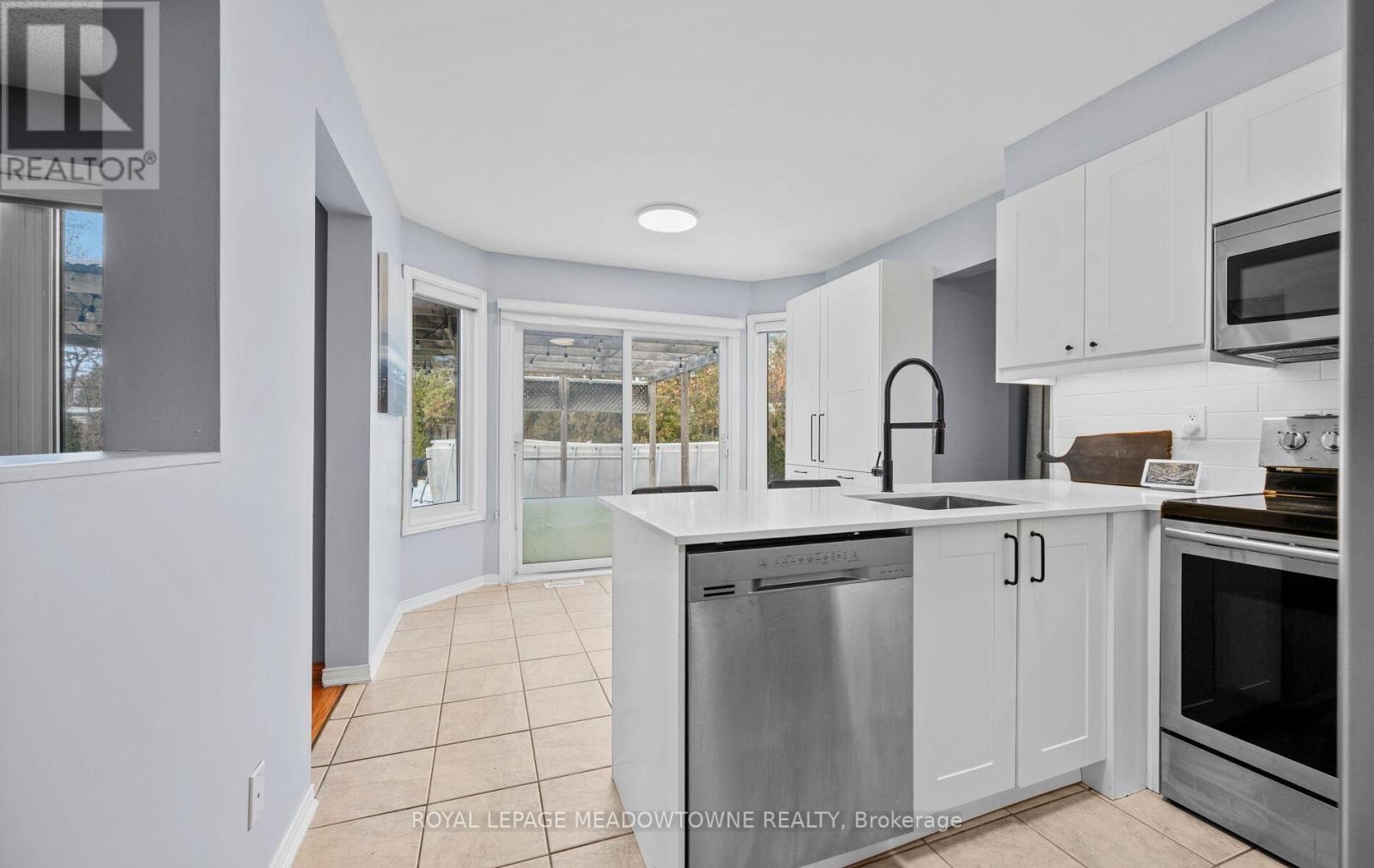 16 Cox Crescent, Brampton, ON - Indoor Photo Showing Kitchen