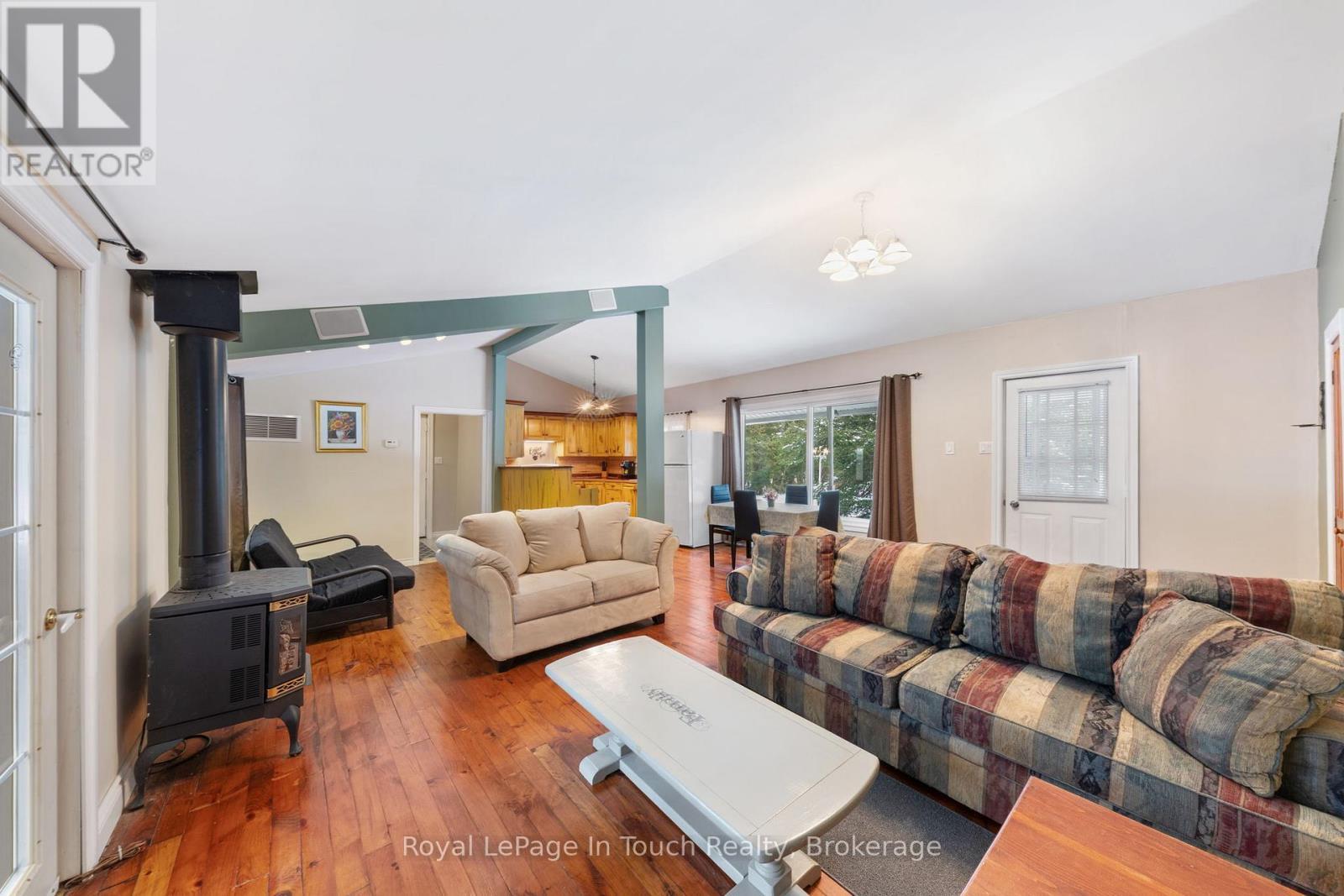 2198 Champlain Road, Tiny, ON - Indoor Photo Showing Living Room