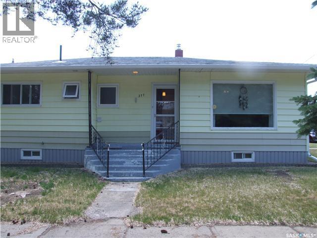 311 3Rd Avenue E, Leader, SK - Outdoor