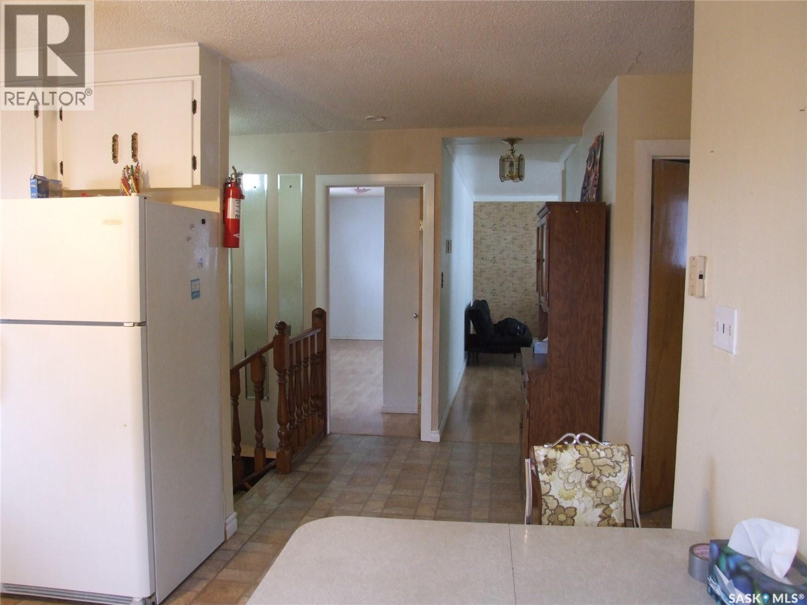 311 3Rd Avenue E, Leader, SK - Indoor