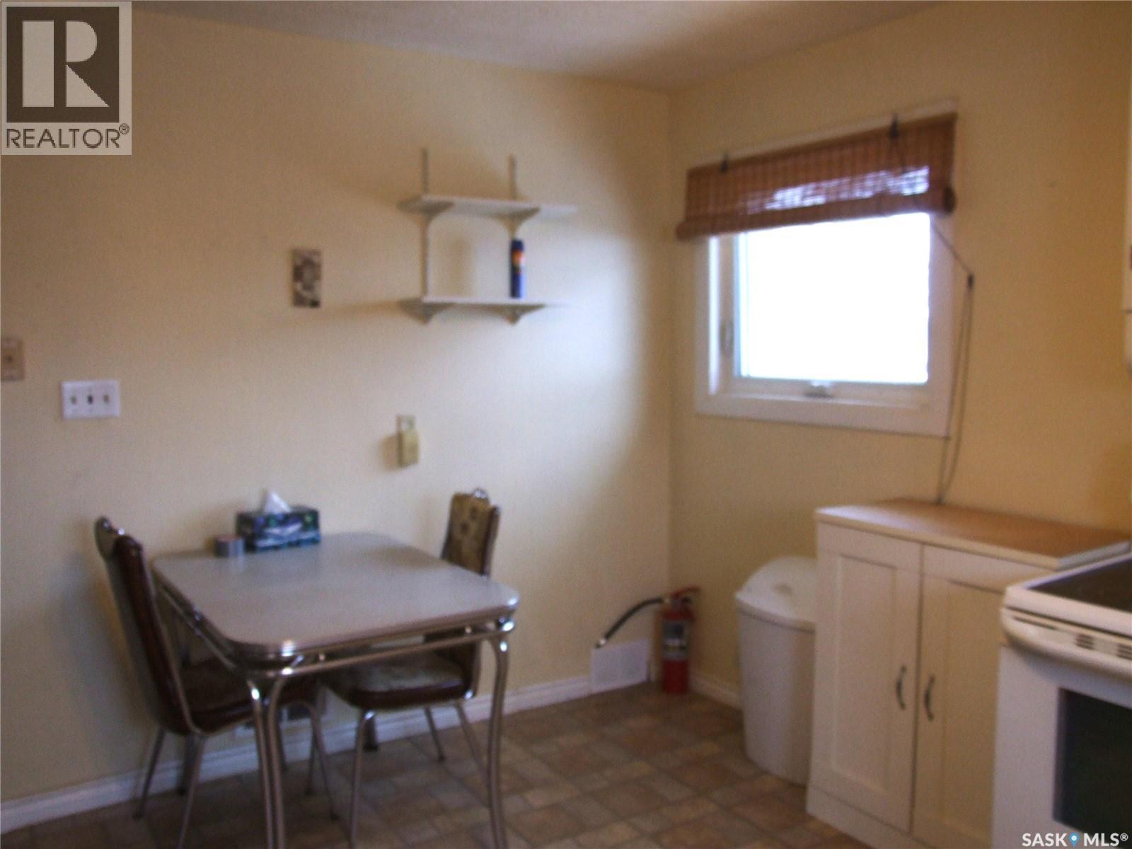 311 3Rd Avenue E, Leader, SK - Indoor