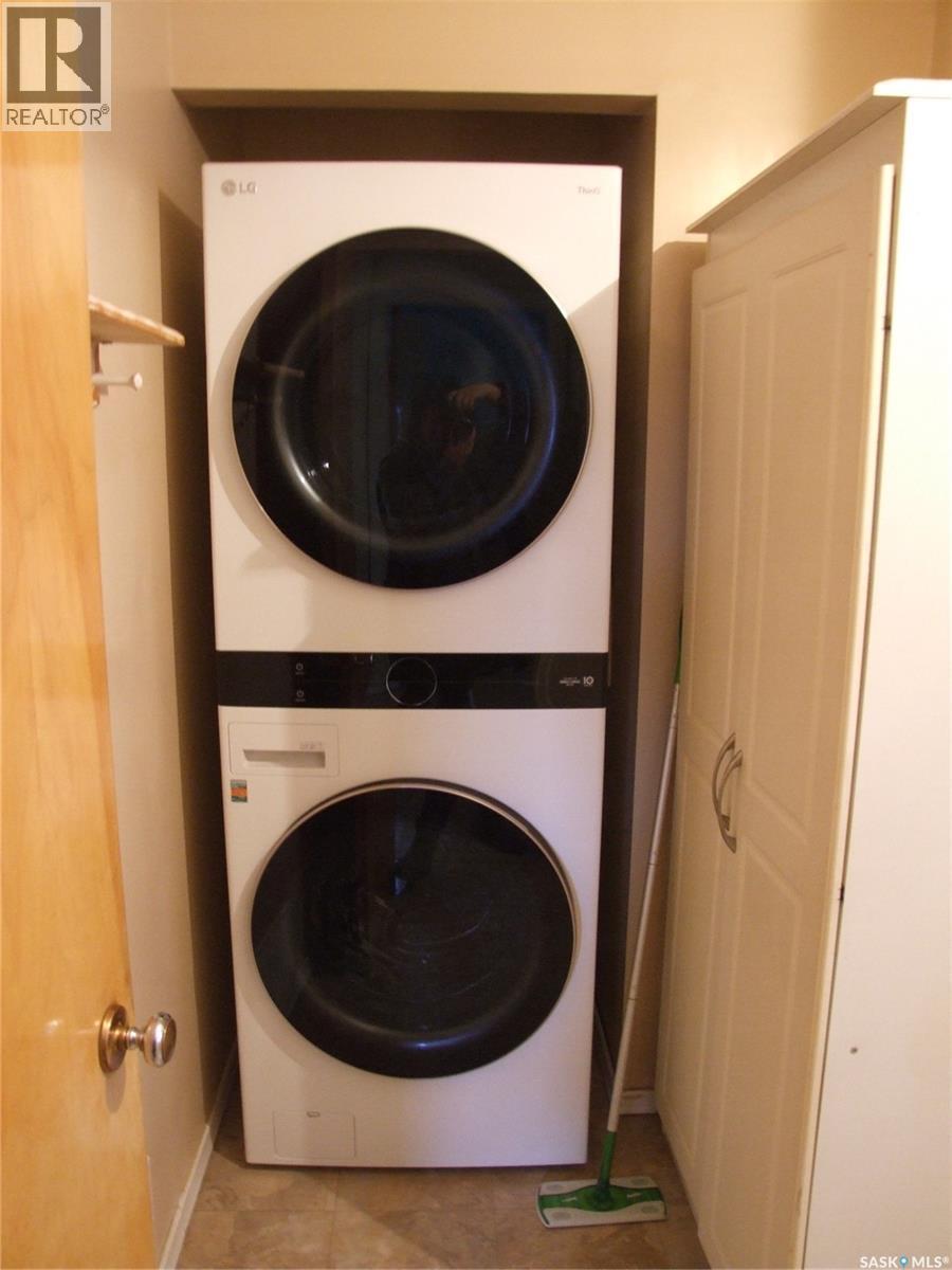 311 3Rd Avenue E, Leader, SK - Indoor Photo Showing Laundry Room