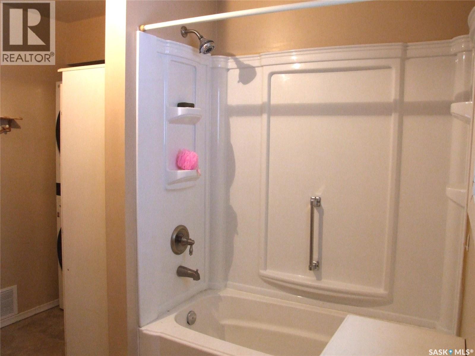 311 3Rd Avenue E, Leader, SK - Indoor Photo Showing Bathroom