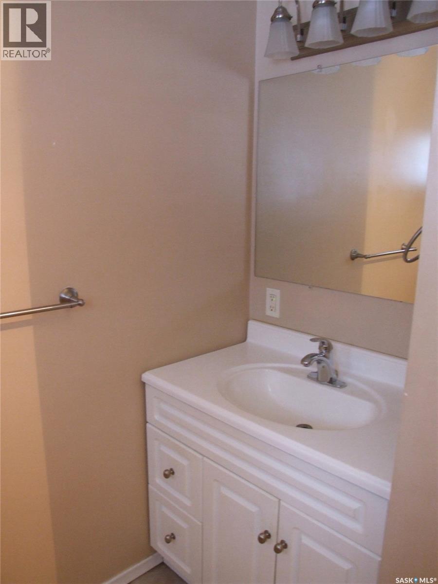 311 3Rd Avenue E, Leader, SK - Indoor Photo Showing Bathroom