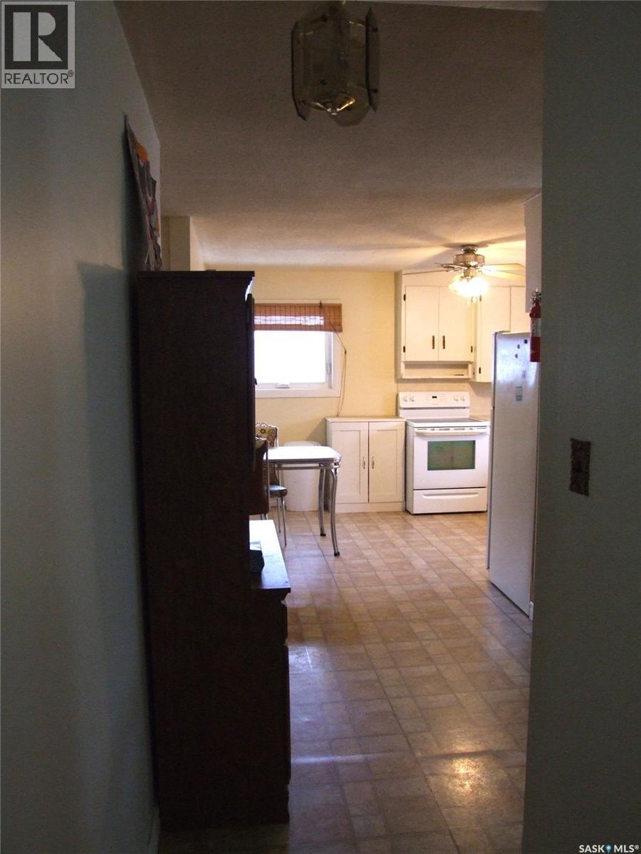 311 3Rd Avenue E, Leader, SK - Indoor Photo Showing Kitchen