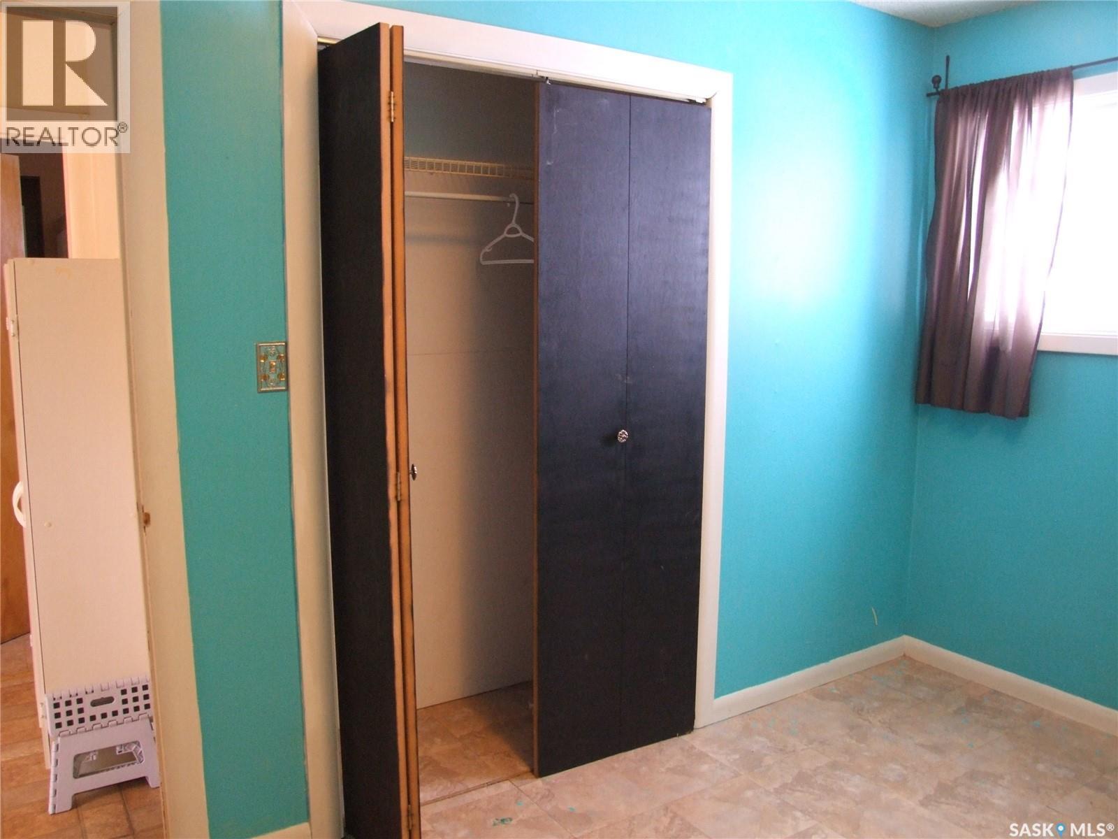 311 3Rd Avenue E, Leader, SK - Indoor