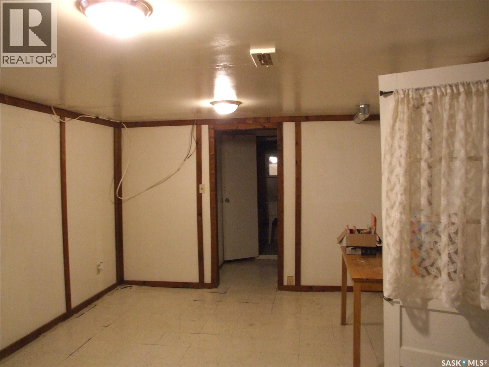 311 3Rd Avenue E, Leader, SK - Indoor