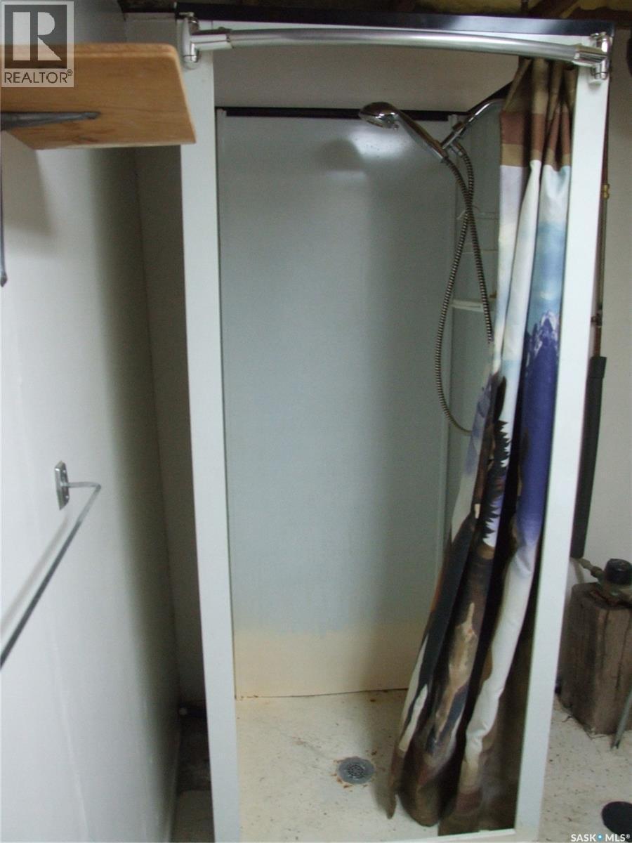 311 3Rd Avenue E, Leader, SK - Indoor