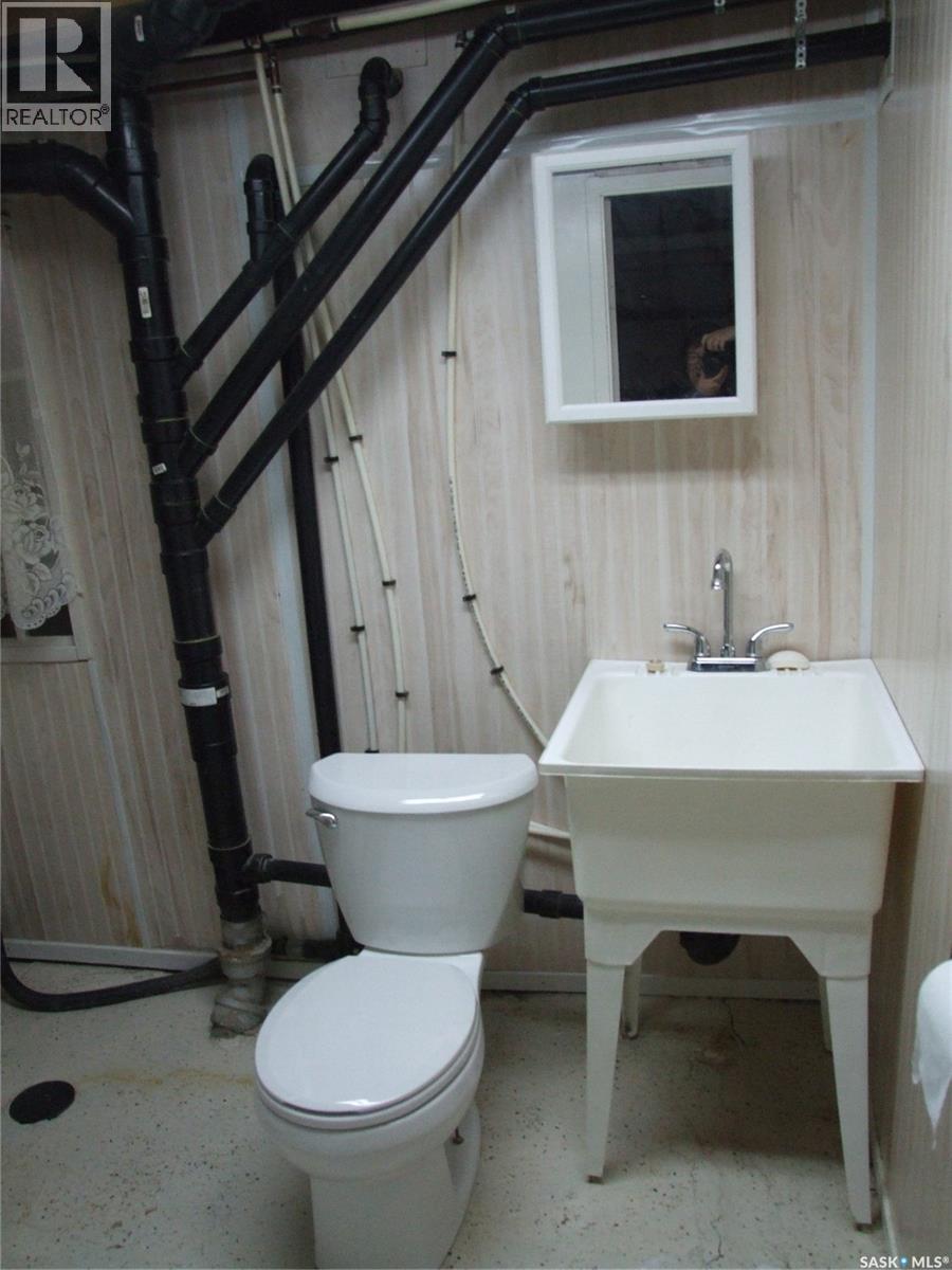 311 3Rd Avenue E, Leader, SK - Indoor Photo Showing Bathroom