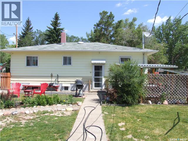 311 3Rd Avenue E, Leader, SK - Outdoor