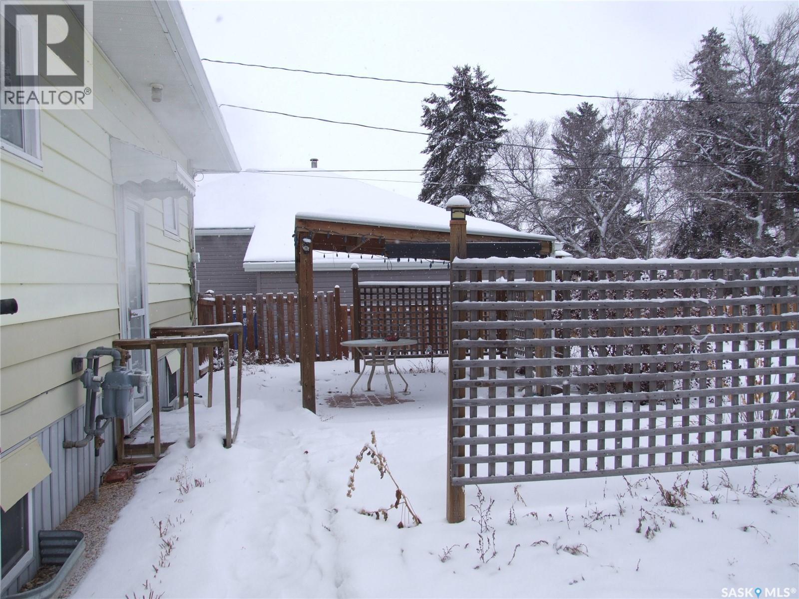 311 3Rd Avenue E, Leader, SK - Outdoor