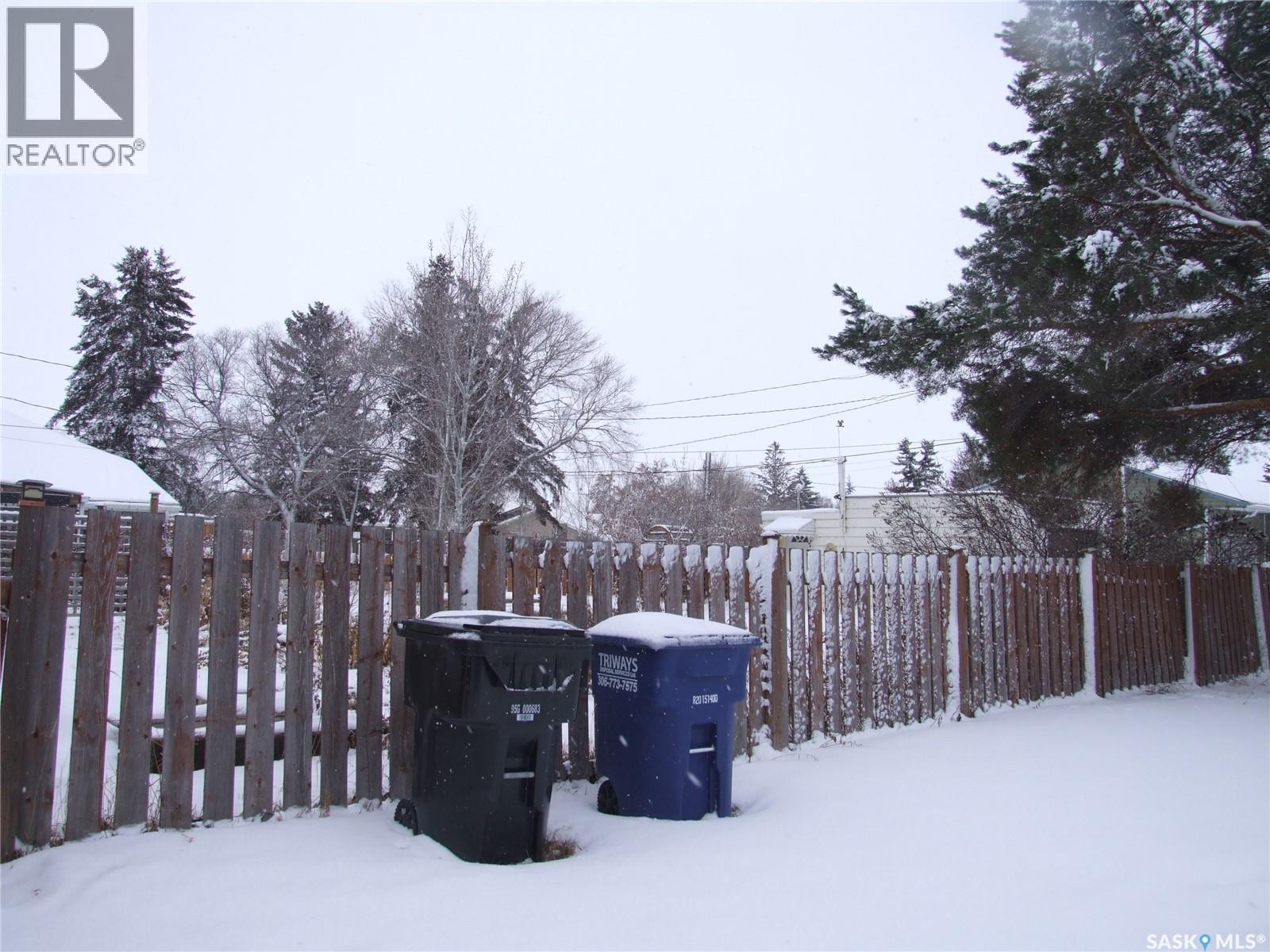 311 3Rd Avenue E, Leader, SK - Outdoor