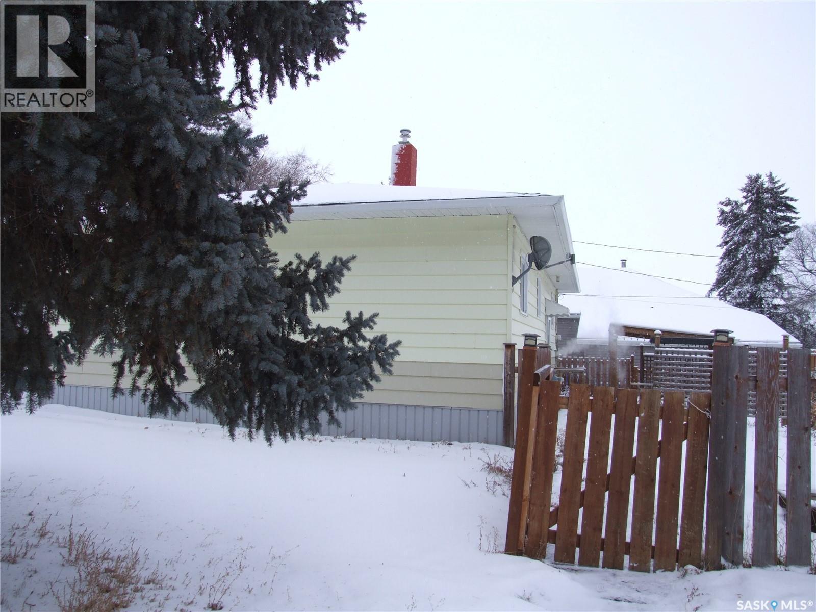 311 3Rd Avenue E, Leader, SK - Outdoor