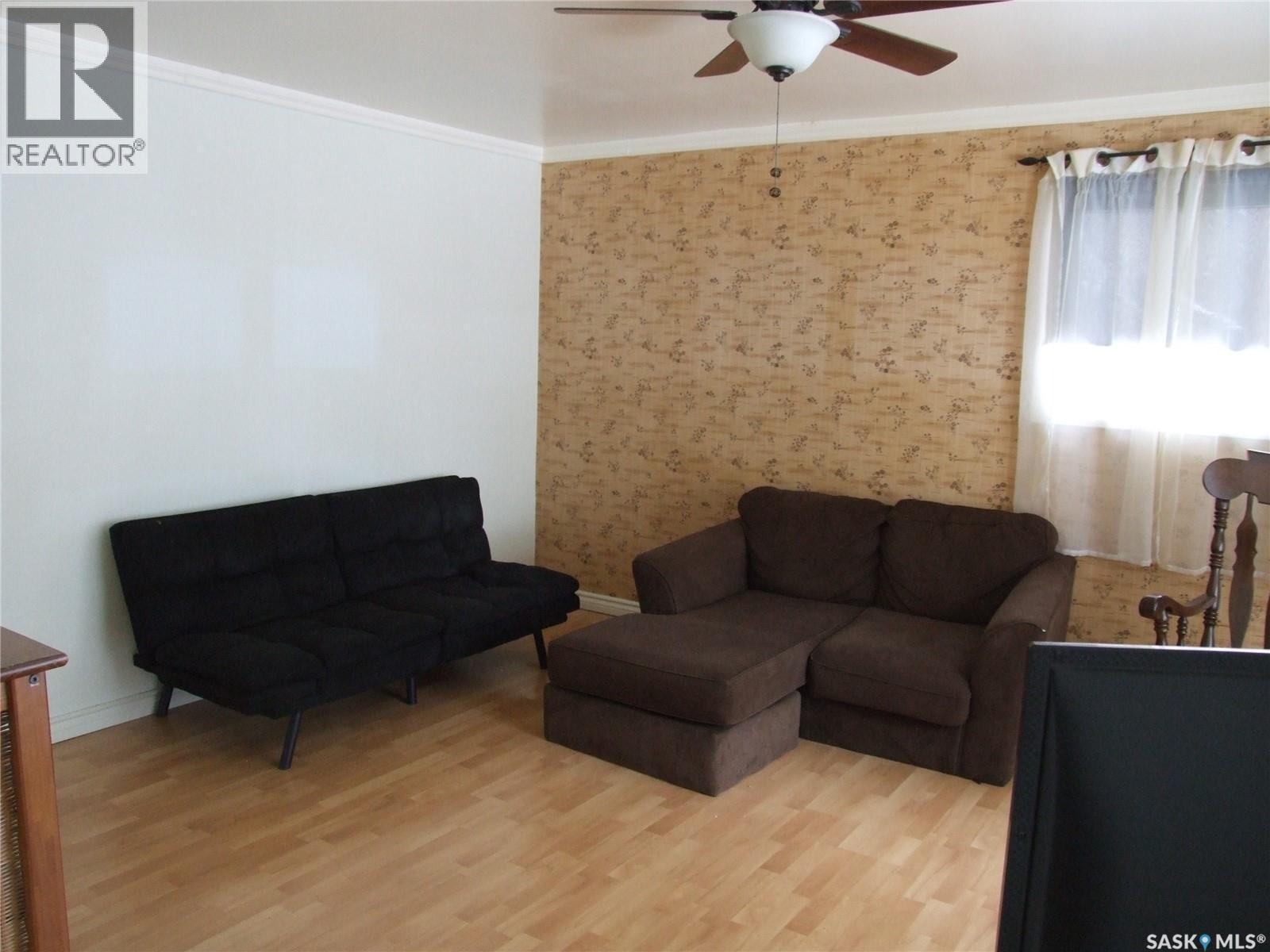 311 3Rd Avenue E, Leader, SK - Indoor Photo Showing Living Room