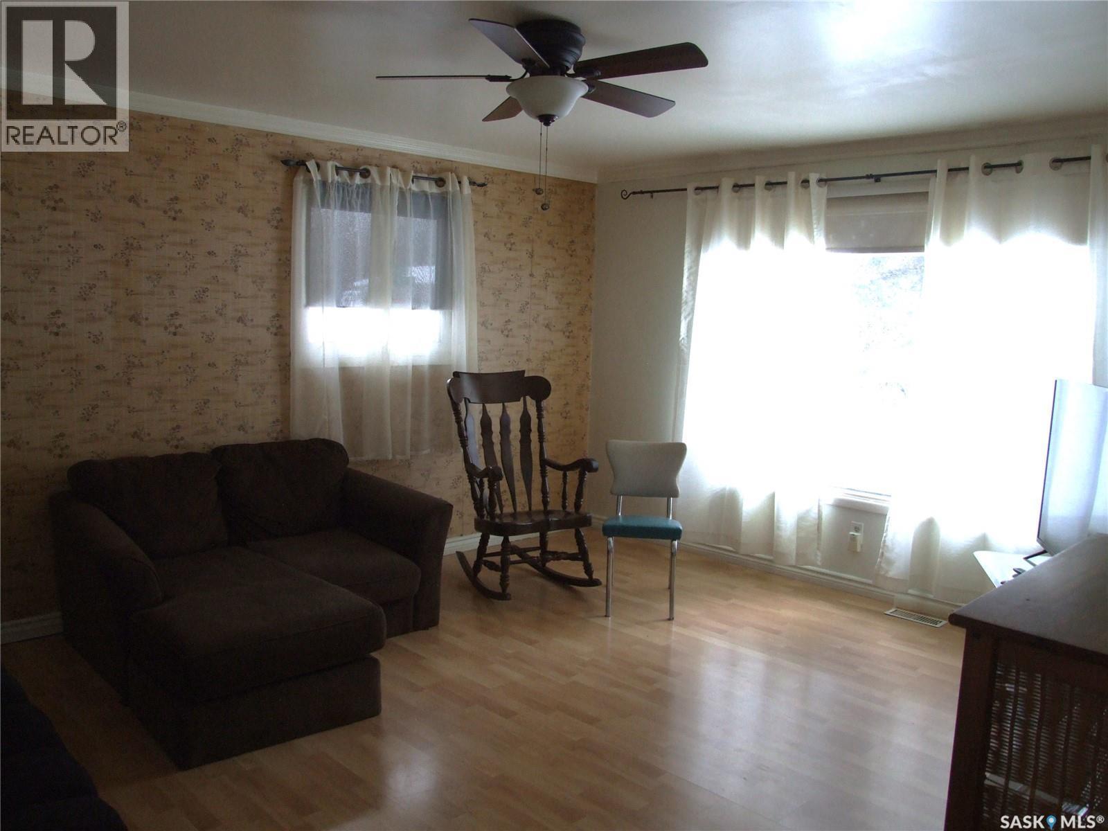 311 3Rd Avenue E, Leader, SK - Indoor Photo Showing Living Room