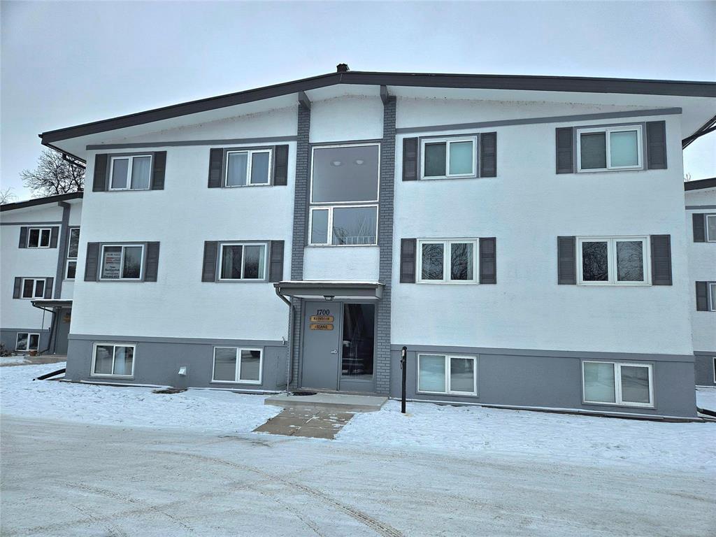 1721 Shorepointe Village, Gimli, MB - Outdoor With Facade