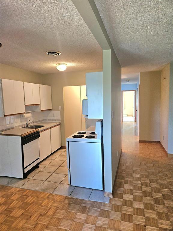 1721 Shorepointe Village, Gimli, MB - Indoor Photo Showing Kitchen