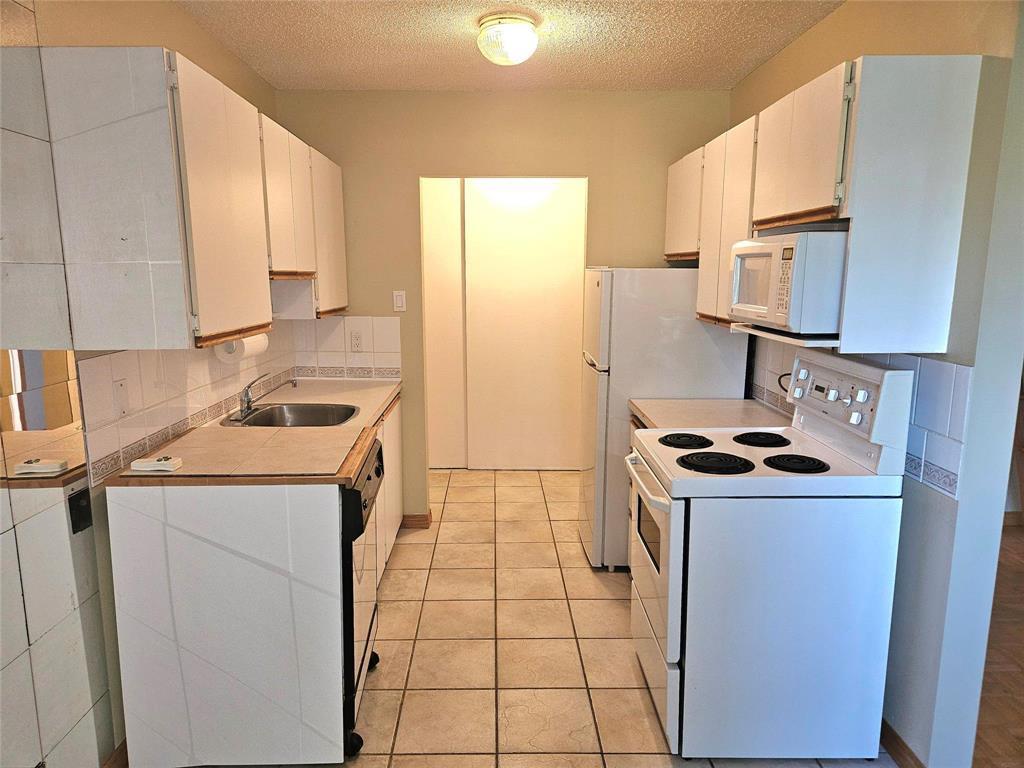 1721 Shorepointe Village, Gimli, MB - Indoor Photo Showing Kitchen