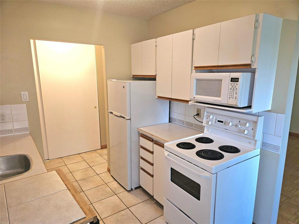 1721 Shorepointe Village, Gimli, MB - Indoor Photo Showing Kitchen