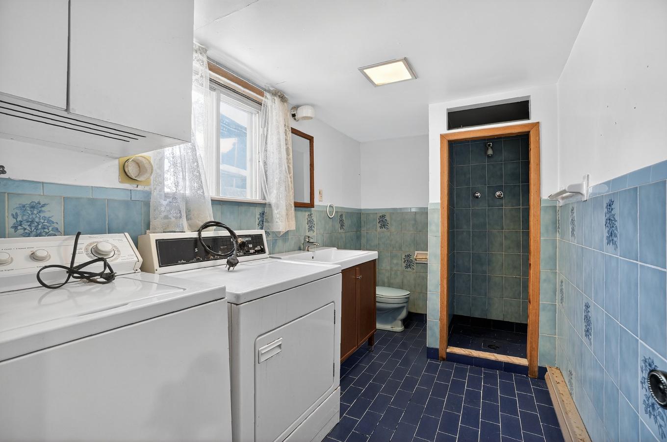 Salle de bains - 1939 Rue Le Royer, Laval (Vimont), QC - Indoor Photo Showing Laundry Room