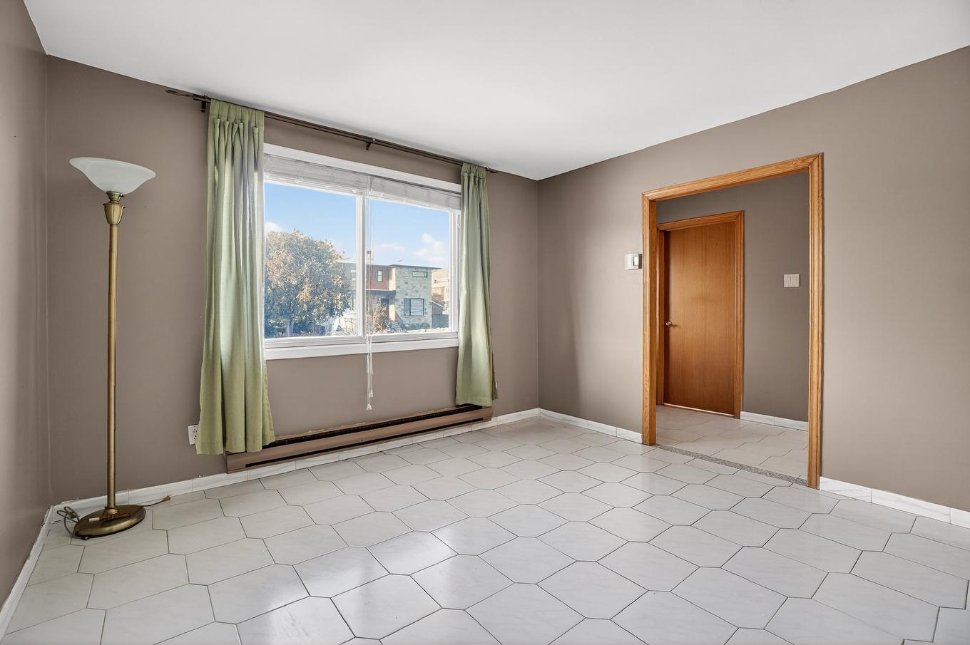 Salon - 1939 Rue Le Royer, Laval (Vimont), QC - Indoor Photo Showing Other Room