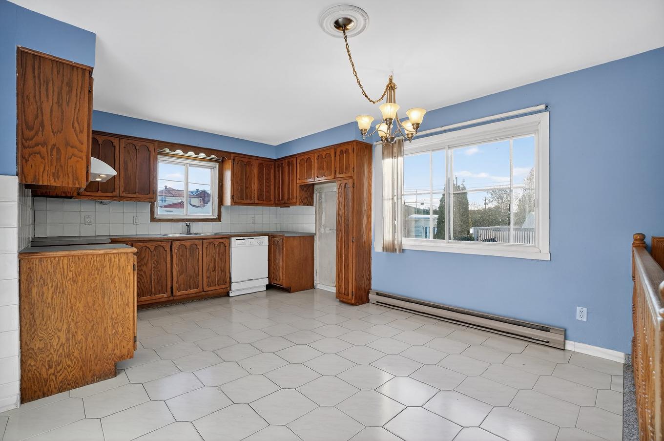 Salle à manger - 1939 Rue Le Royer, Laval (Vimont), QC - Indoor Photo Showing Kitchen