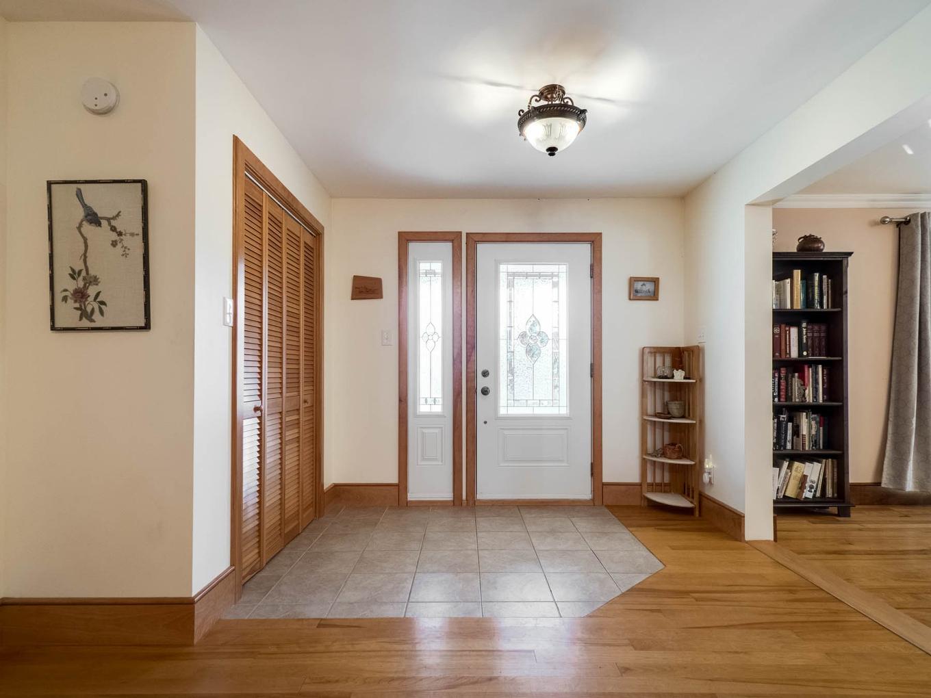 Hall d'entrée/Vestibule - 128 Route 138A, Godmanchester, QC - Indoor Photo Showing Other Room