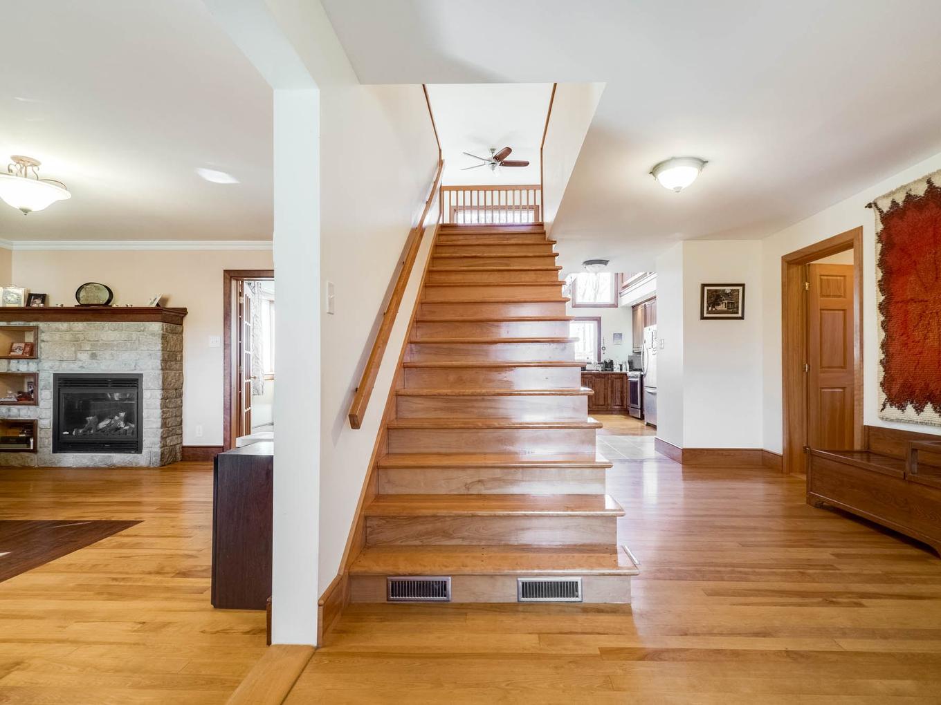 Escalier - 128 Route 138A, Godmanchester, QC - Indoor With Fireplace