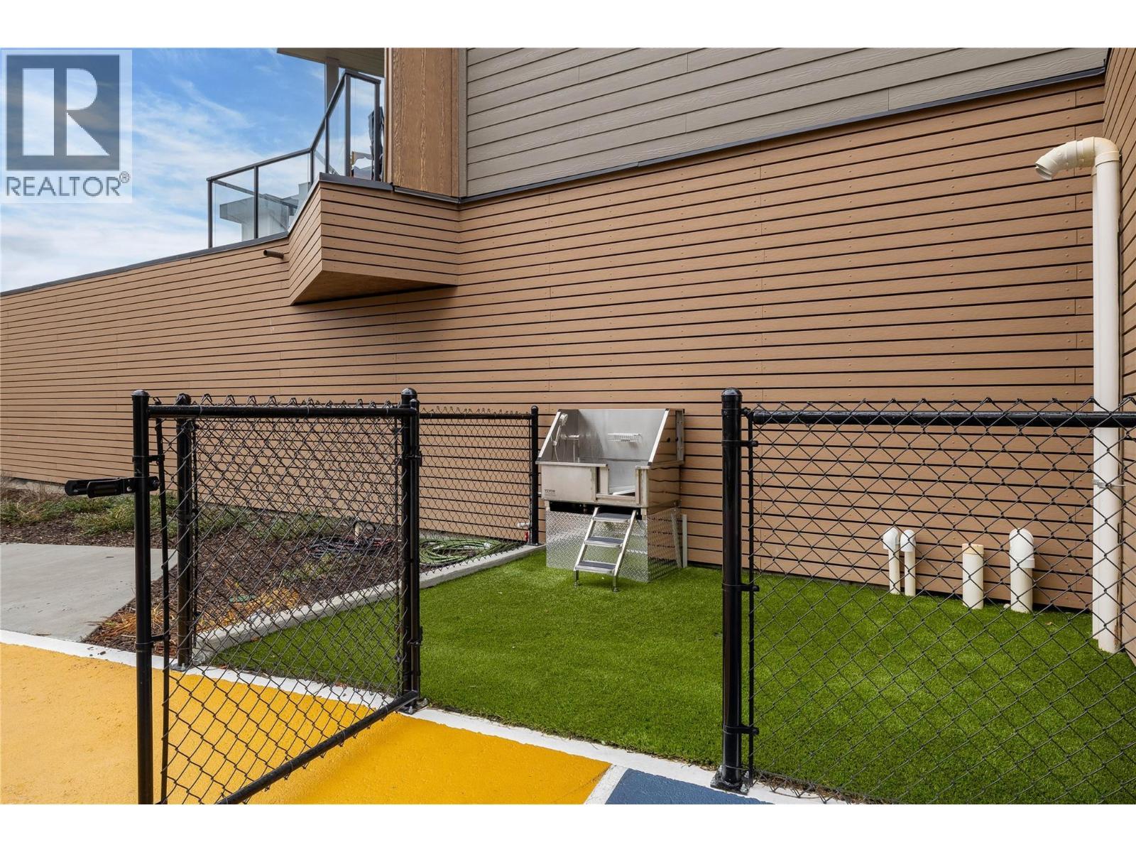 Dog Wash Station - 3638 Mission Springs Drive Unit# 406, Kelowna, BC - Outdoor