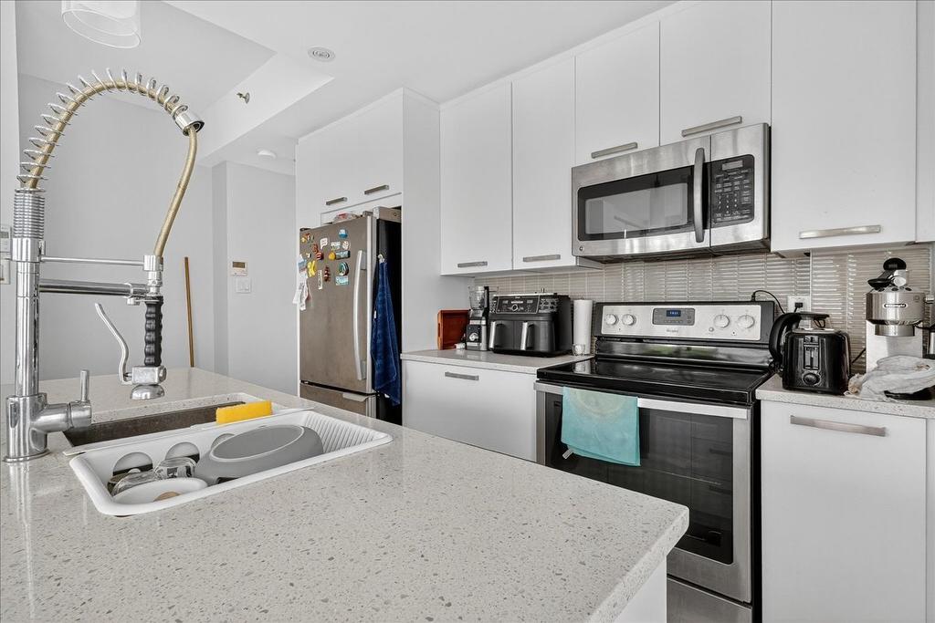 Cuisine - 306-14399 Boul. Gouin O., Montréal (Pierrefonds-Roxboro), QC - Indoor Photo Showing Kitchen With Stainless Steel Kitchen With Double Sink