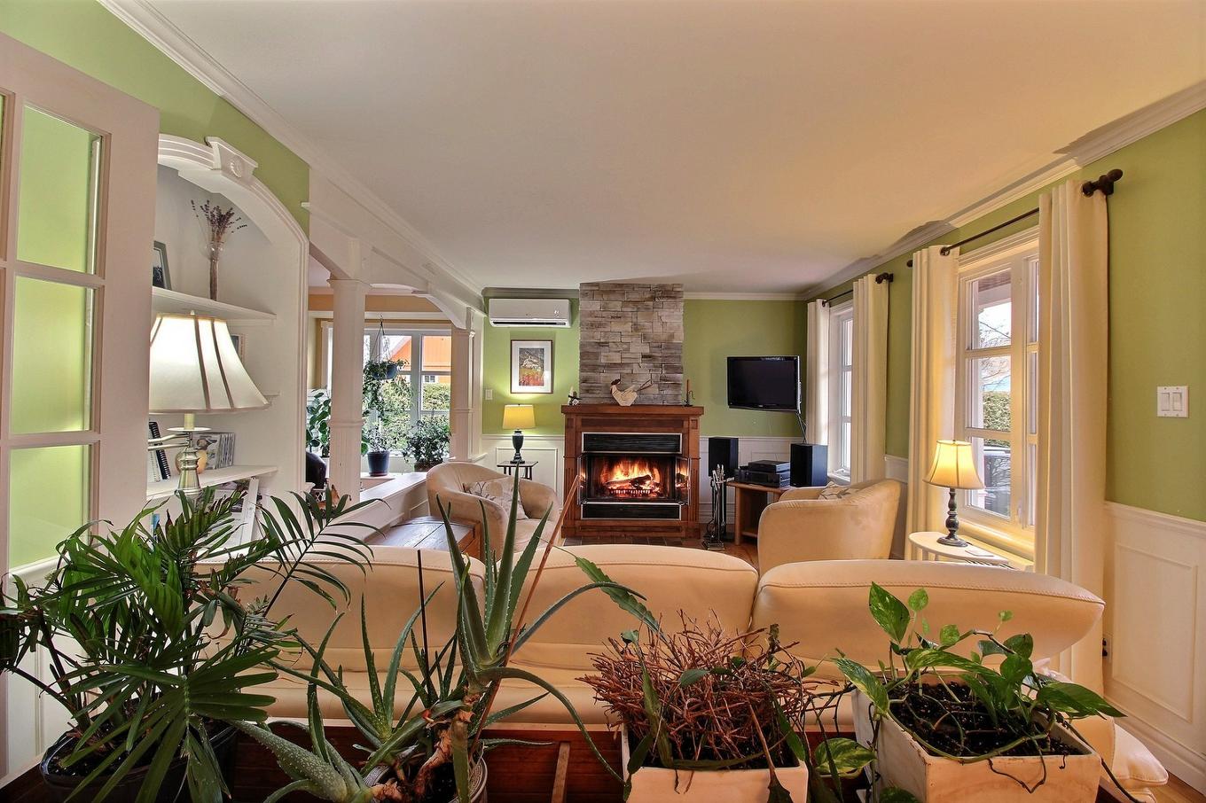 Salon - 55 Rue Pierre-Bouliane, La Malbaie, QC - Indoor Photo Showing Other Room With Fireplace