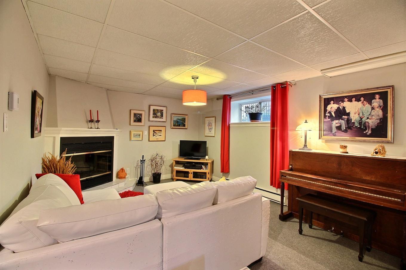 Salle familiale - 55 Rue Pierre-Bouliane, La Malbaie, QC - Indoor Photo Showing Living Room With Fireplace