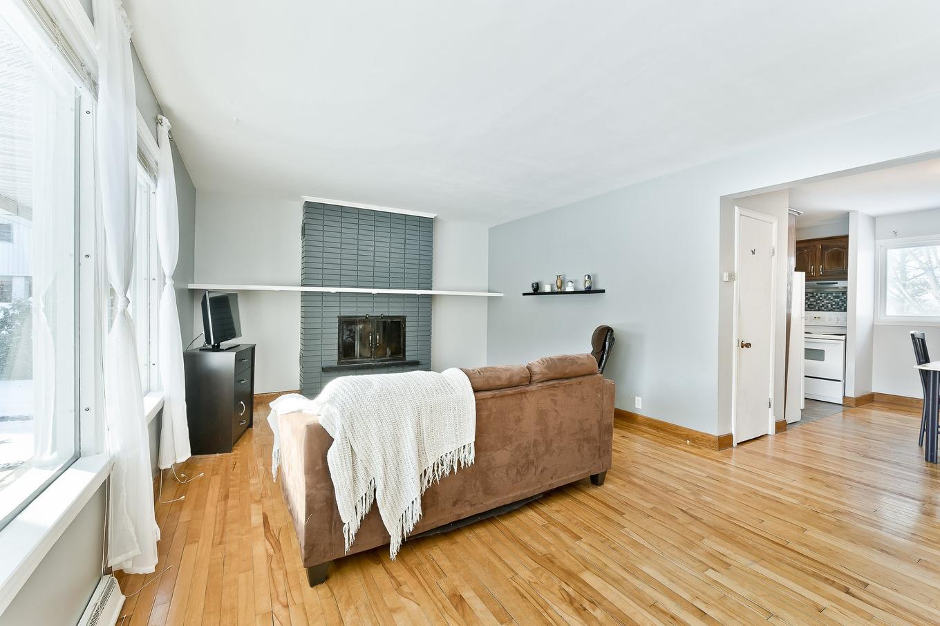 Salon - 35 Rue Crabtree, Windsor, QC - Indoor With Fireplace