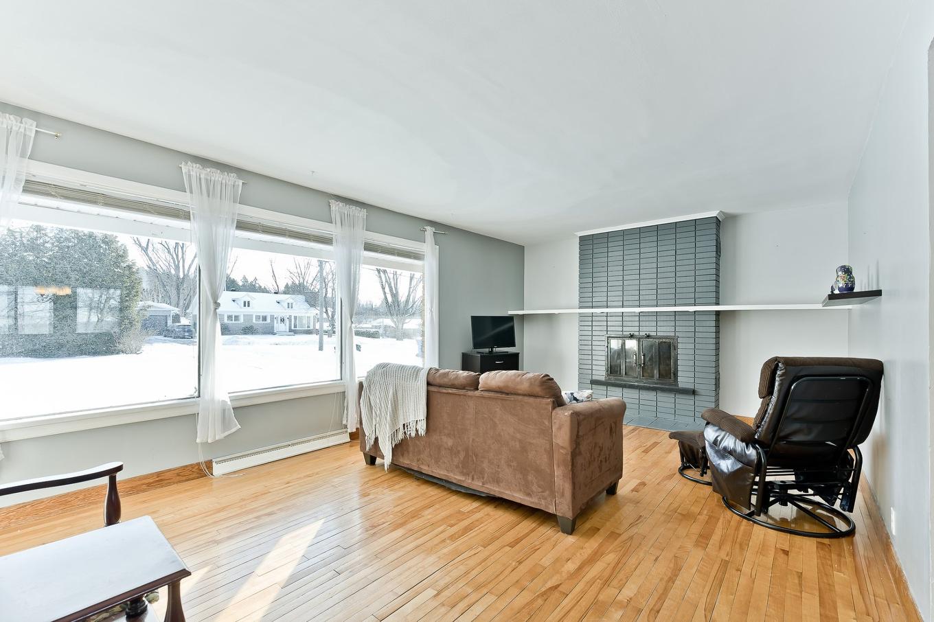 Salon - 35 Rue Crabtree, Windsor, QC - Indoor Photo Showing Other Room