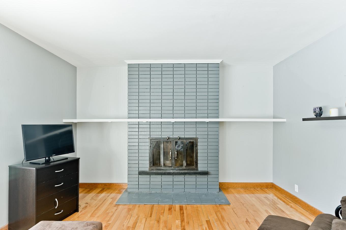 Salon - 35 Rue Crabtree, Windsor, QC - Indoor Photo Showing Living Room With Fireplace