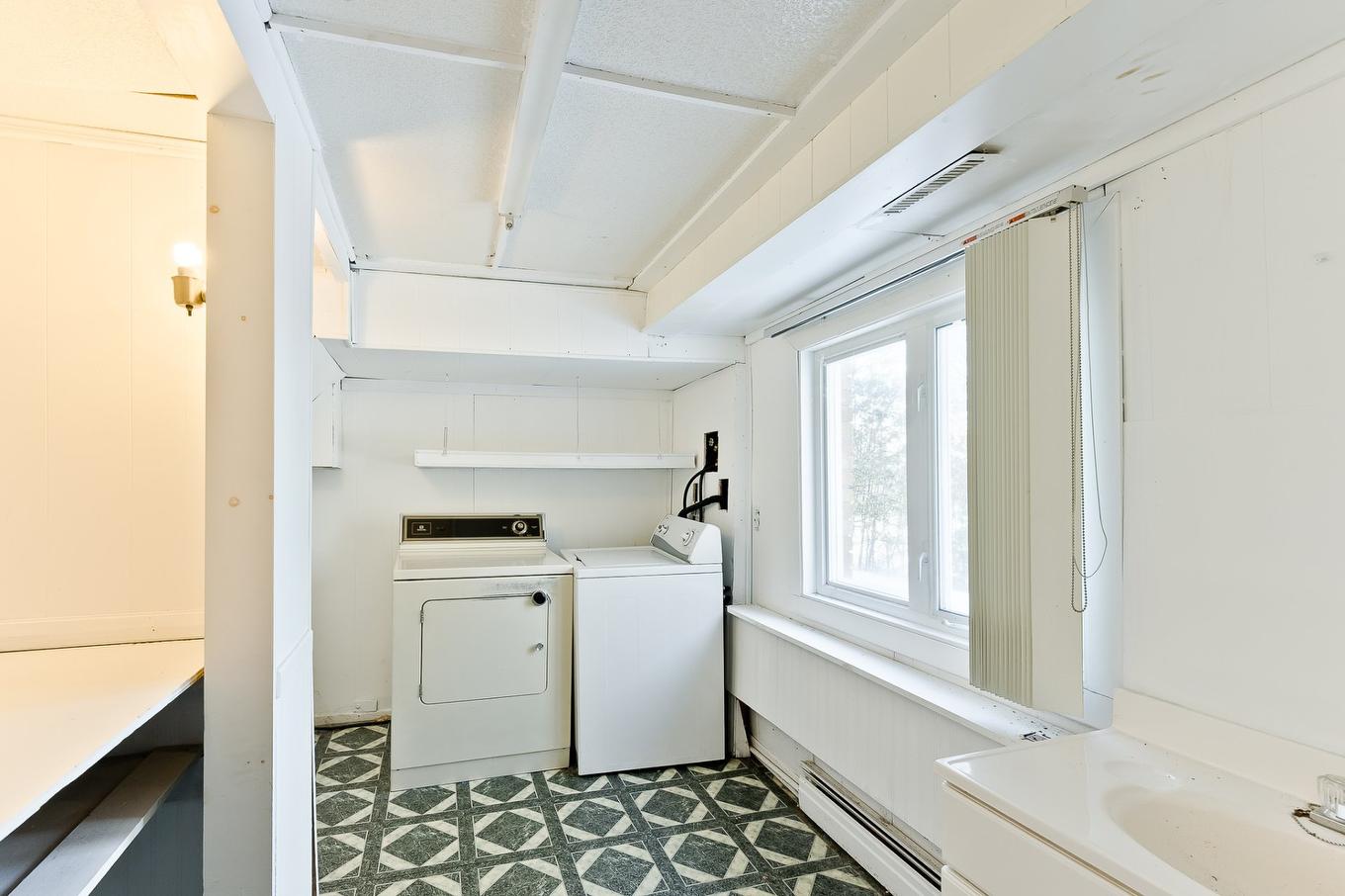 Salle de lavage - 35 Rue Crabtree, Windsor, QC - Indoor Photo Showing Laundry Room