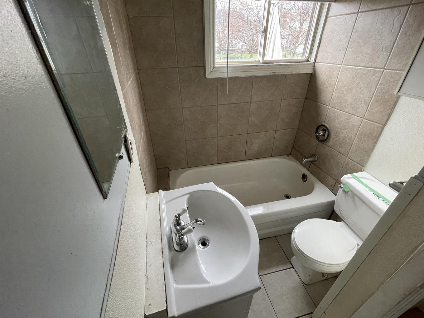 118 Mary Street East, Thunder Bay, ON - Indoor Photo Showing Bathroom