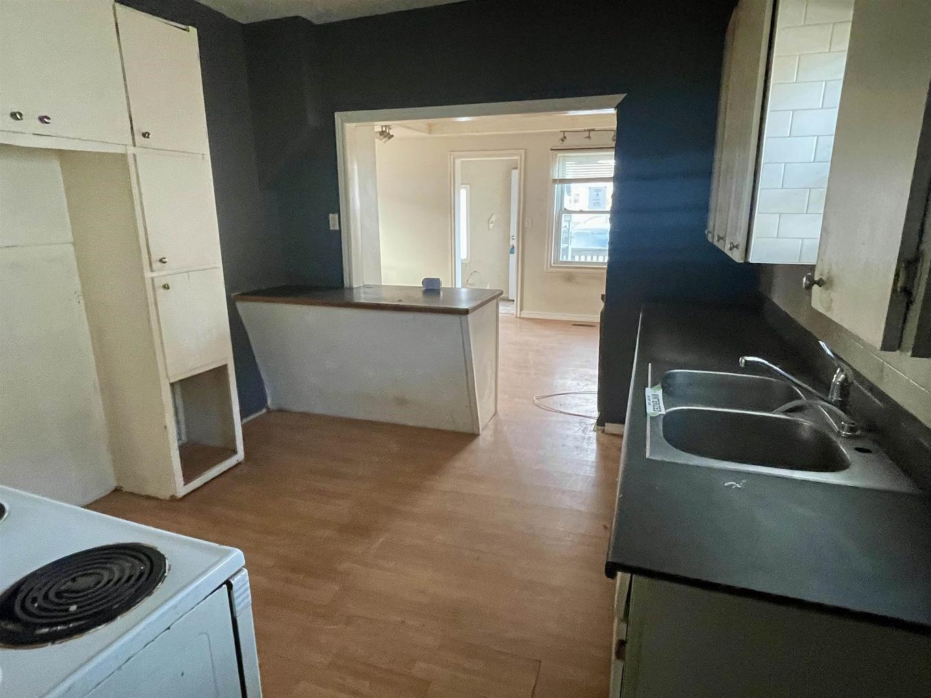 118 Mary Street East, Thunder Bay, ON - Indoor Photo Showing Kitchen With Double Sink