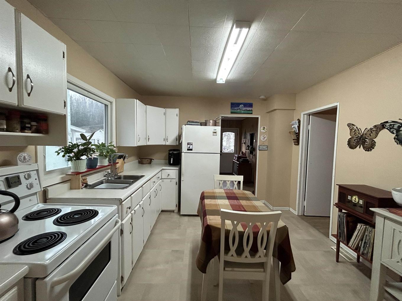 209 Fotheringham Avenue, Atikokan, ON - Indoor Photo Showing Kitchen With Double Sink